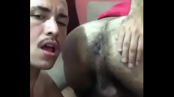 Chupando o cu do puto