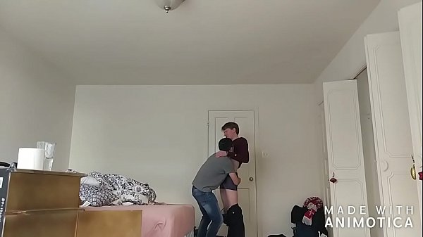 偷拍眼镜亚裔和白人大屌大学生口交