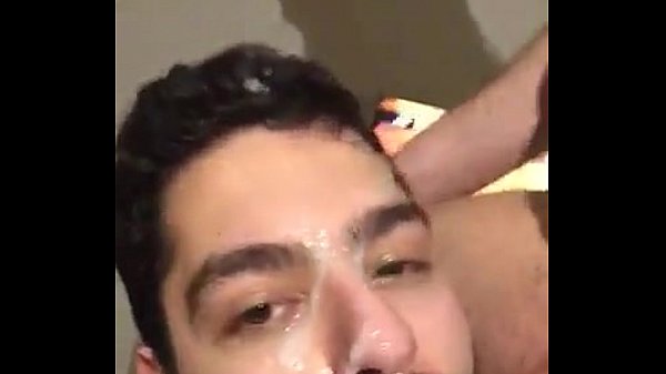Chupando com porra na cara