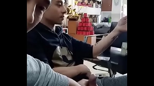 Bú cu trong tiệm hớt tóc