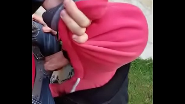 LE PEGA UNA BUENA MAMADA