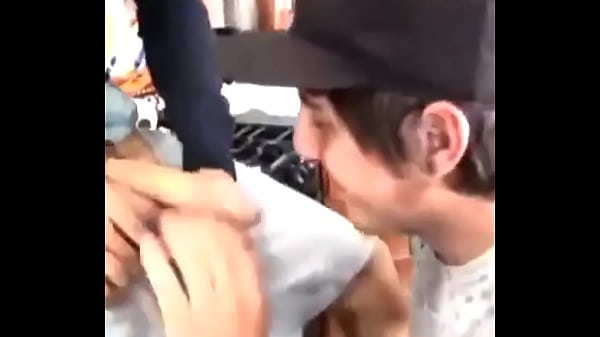 Heteros pierden apuesta y se la maman a su amigo