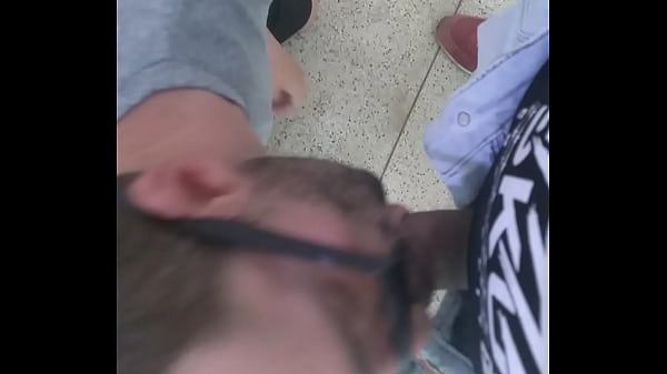 Mamada no banheiro público